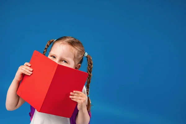 Charmante Ondeugende Kleine Meid Met Bril Glimlacht Naar Camera Verstopt — Stockfoto