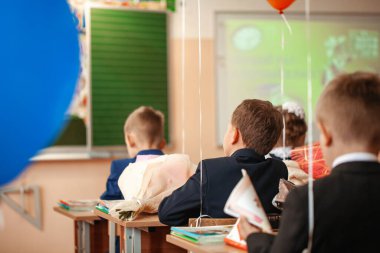 Okul çocukları 1 Eylül 'de okulda masalarında otururlar. Bilgi tatili. Çocuklar ilk kez okula giderler. Okula dönelim. Okul eğitimi kavramı