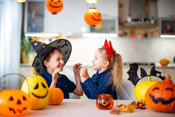 Roliga Barn Leker Halloween Skräckhistorier Flicka Form Djävul Med Horn — Stockfoto
