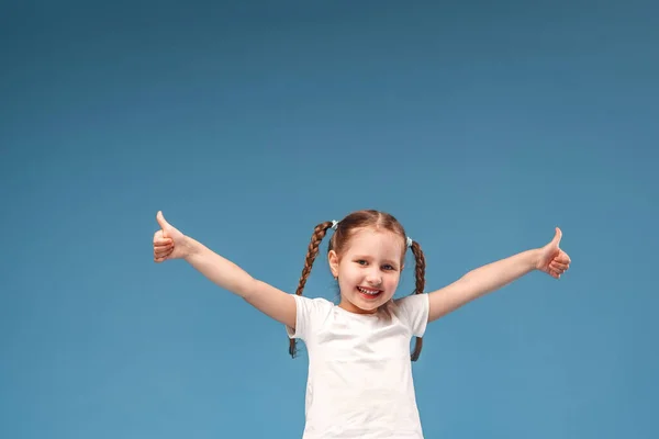 Petite Fille Avec Des Nattes Dans Shirt Blanc Montre Geste — Photo