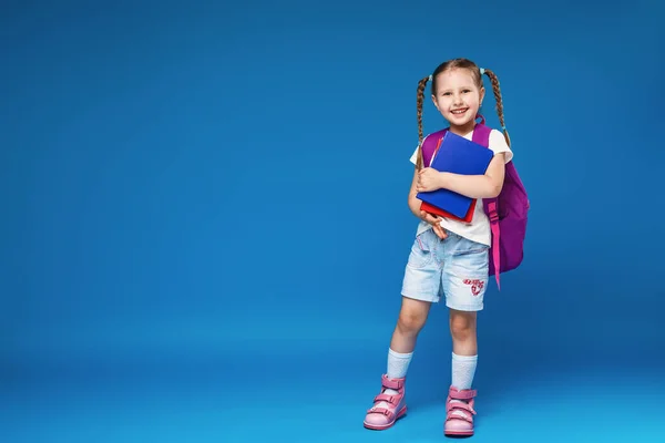 Szczęśliwa Uśmiechnięta Dziewczynka Raz Pierwszy Chodzi Szkoły Pełnowymiarowe Dziecko Torbą — Zdjęcie stockowe