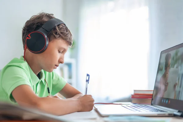 Liten Pojke Använder Laptop För Att Göra Videosamtal Med Sin — Stockfoto