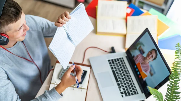 Distansundervisning Online Skolbarn Visar Lärarnas Läxor Genom Att Videokonferenschatt Med — Stockfoto