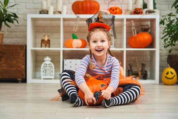 Glad Skrattande Flicka Häxdräkt Halloween Överraskad Leende Liten Flicka Häxdräkt — Stockfoto