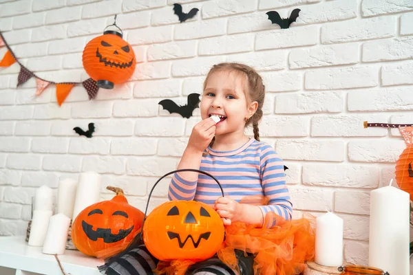 Grattis Halloween Liten Flicka Häxdräkt Till Halloween Sitter Vid Ett — Stockfoto