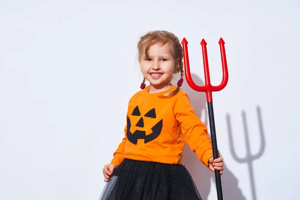 Glad Halloween Ett Barn Pumpa Kostym Med Trident För Semestern — Stockfoto