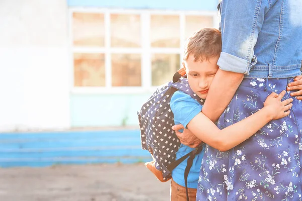 Felice Famiglia Madre Figlio Ragazzo Abbraccia Sua Madre Una Studentessa — Foto Stock