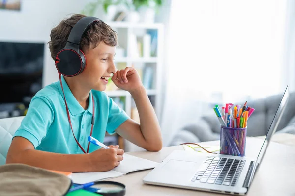 Glada Kaukasiska Pojke Med Hörlurar Använder Laptop För Att Göra — Stockfoto