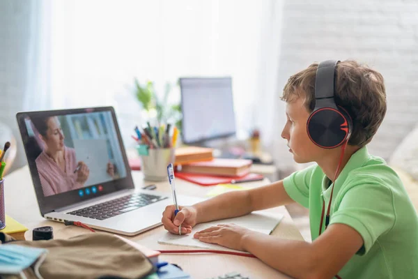 Liten Pojke Använder Laptop För Att Göra Videosamtal Med Sin — Stockfoto