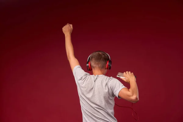 Adolescente Positivo Con Auriculares Escuchando Música Desde Smartphone Sobre Fondo — Foto de Stock