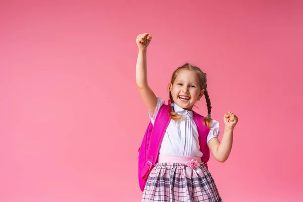 Маленька Школярка Кричить Голосно Щаслива Виграти Рожевому Тлі Дитина Уніформі — стокове фото