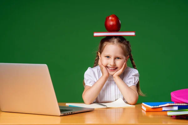 Tillbaka Till Skolan Söta Hårt Arbetande Barn Sitter Vid Skrivbordet — Stockfoto