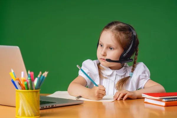 Niña Atenta Con Auriculares Utiliza Ordenador Portátil Para Estudiar Internet — Foto de Stock