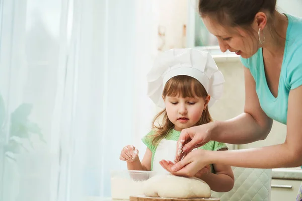 Mutfakta Mutlu Bir Aile Anne Çocuk Birlikte Eğleniyor Hamur Hazırlıyor — Stok fotoğraf