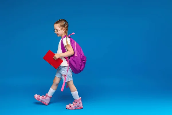 Boldog Mosolygó Kislány Először Jár Iskolába Egy Teljes Hosszúságú Gyerek — Stock Fotó