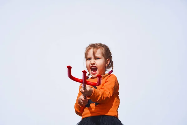 Fijne Halloween Een Kind Een Pompoenkostuum Met Een Drietand Voor — Stockfoto