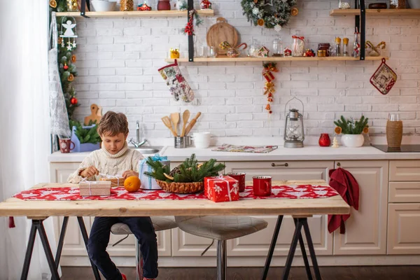 Vrolijk Kerstfeest Fijne Feestdagen Een Kind Keuken Kerstavond Vroeg Ochtend — Stockfoto