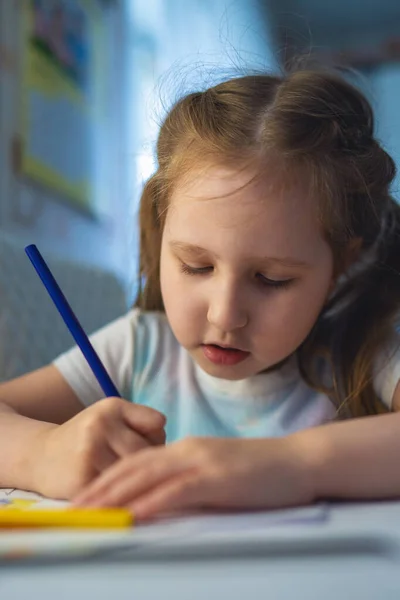 Милая Маленькая Девочка Рисует Картину Цветными Карандашами Ребенок Рисует Раскраску — стоковое фото