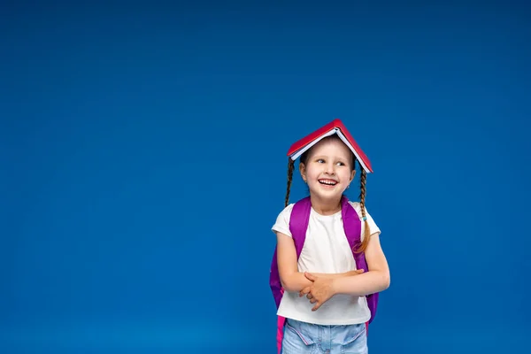 Glad Leende Liten Flicka Har Kul Blå Bakgrund Med Bok — Stockfoto