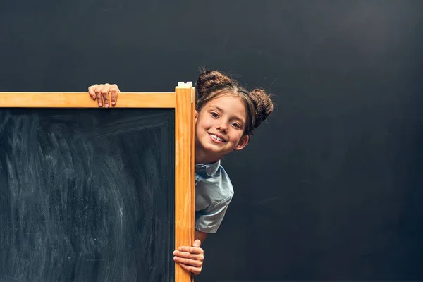 Torniamo Scuola Scolaretta Guarda Fuori Dietro Una Lavagna Bambina Positiva — Foto Stock