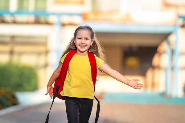 Schoolmeisje Basisschool Meisje Met Rugzakken Loopt Van School Een Gelukkig — Stockfoto