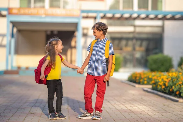 Általános Iskolás Fiú Lány Hátizsákkal Sétálnak Utcán Boldog Gyerekek Boldogan — Stock Fotó