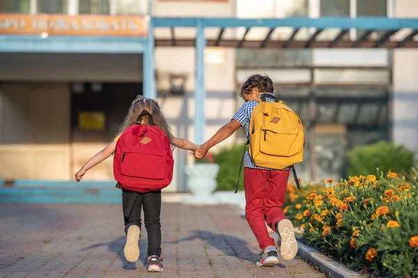 Учень Початкової Школи Хлопчик Дівчинка Рюкзаками Йдуть Вулиці Щасливі Діти — стокове фото