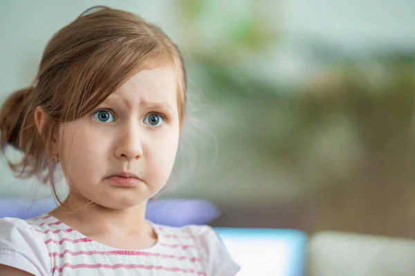 Недовольная Маленькая Девочка Смотрит Негодующе Большими Глазами Неудовлетворенная Необоснованными Претензиями — стоковое фото