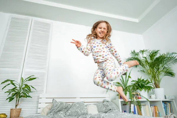 Felice Bambina Salta Pigiama Sul Letto Mattina Dopo Una Notte — Foto Stock