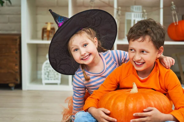 Grattis Halloween Barn Halloween Kostymer Har Kul Ett Dekorerat Rum — Stockfoto