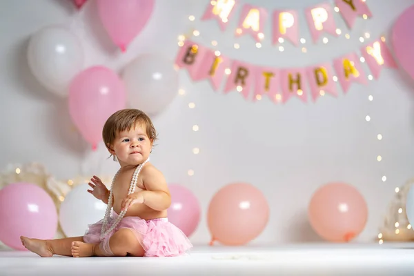 Doğum Günü Pembe Etekli Mutlu Küçük Bir Kız Arka Planda — Stok fotoğraf