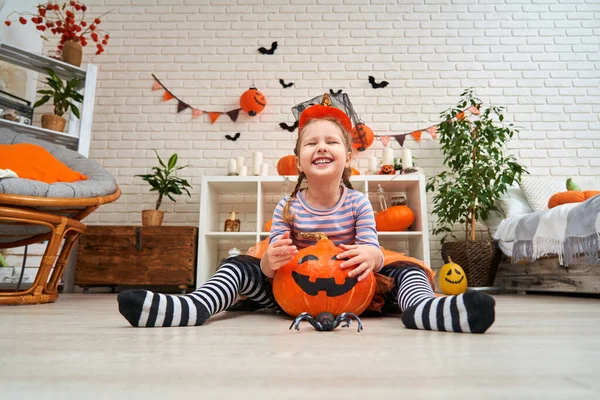 Förbereder För Halloween Fest Dekorerat Hus Liten Flicka Häxdräkt Som — Stockfoto