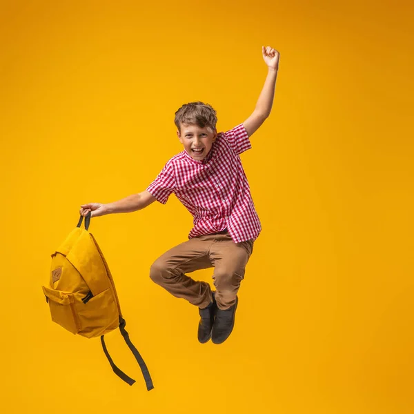 Χαρούμενο Άτακτο Σχολιαρόπαιδο Στολή Σακίδιο Πηδάει Κίτρινο Φόντο Δυναμικές Εικόνες — Φωτογραφία Αρχείου