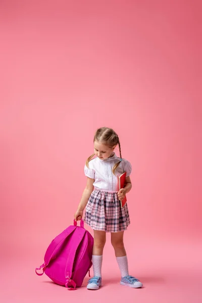 Glad Leende Liten Flicka Uniform Med Ryggsäck Och Anteckningsbok Händerna — Stockfoto