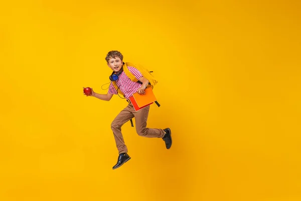 Estudante Ativo Uniforme Com Uma Mochila Livros Uma Apple Corre — Fotografia de Stock