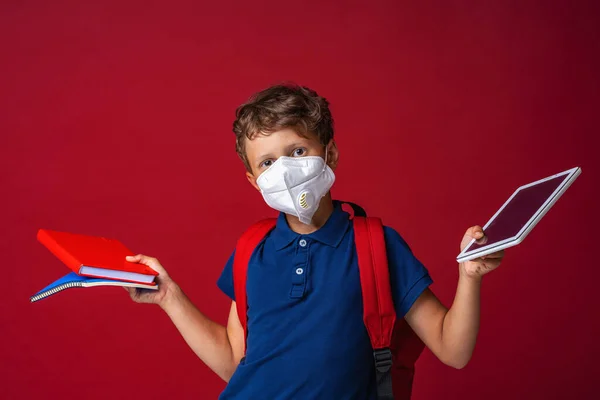 Écolier Masqué Avec Sac Dos Avec Tablette Livres Main Sur — Photo