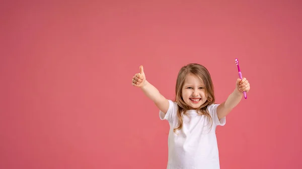 Menina Feliz Anos Sorrindo Com Dentes Brancos Saudáveis Mostrando Gesto — Fotografia de Stock