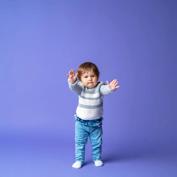 Largura Completa Bebé Emocionado Año Edad Ropa Casual Primer Paso —  Fotos de Stock