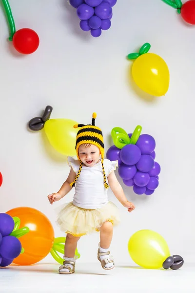 Encantadora Menina Bonita Chapéu Listrado Malha Com Balões Posa Fundo — Fotografia de Stock