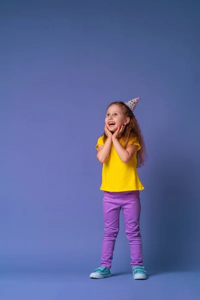 Feliz Aniversário Estúdio Retrato Menina Chapéu Festivo Seu Aniversário Fundo — Fotografia de Stock