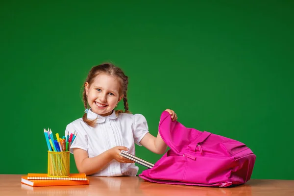 可爱快乐的女学生把文具放在背包里 准备上学 回学校去学校背包的自我组装 — 图库照片