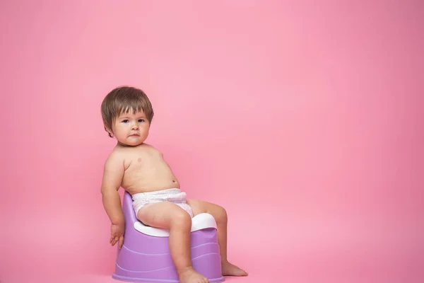 Bebê Bonito Uma Fralda Sentada Penico Penico Formação Uma Criança — Fotografia de Stock