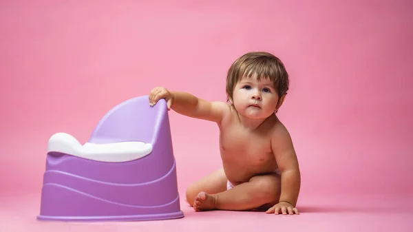 Bebé Lindo Pañal Está Sentado Lado Una Olla Entrenamiento Inodoro —  Fotos de Stock
