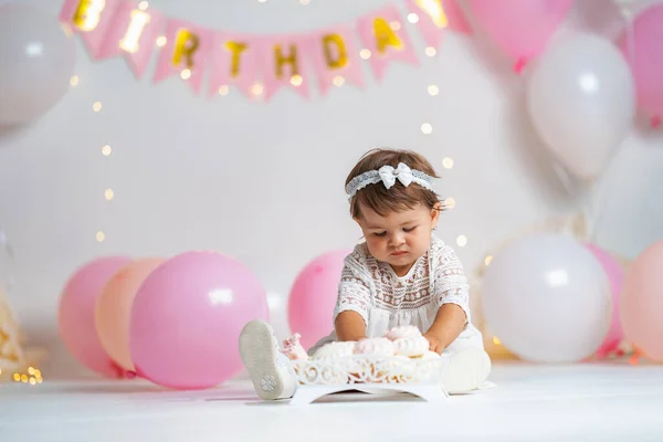 Cumpleaños Del Primer Año Niña Vestido Blanco Con Diadema Sienta —  Fotos de Stock