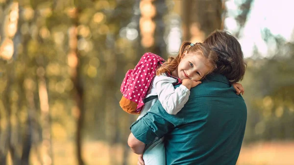 Heureux Famille Père Fille Homme Tient Une Petite Fille Une — Photo