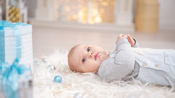 Bebê Terno Azul Deitado Tapete Fofo Com Decorações Natal Bebê — Fotografia de Stock