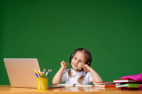 Niña Inteligente Con Auriculares Utiliza Una Computadora Portátil Para Estudiar — Foto de Stock