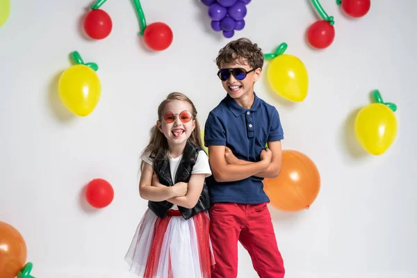 Cool Bardzo Stylowe Dzieci Okularach Przeciwsłonecznych Modne Ubrania Pozowanie Tle — Zdjęcie stockowe