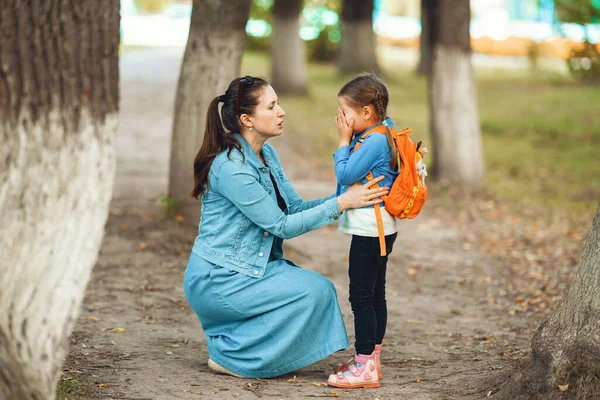 Maman Calme Fille Dans Rue Enfant Pleure Femme Réconforte Fille — Photo