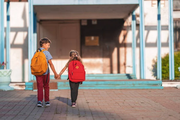 Általános Iskolás Fiú Lány Hátizsákkal Sétálnak Utcán Boldog Gyerekek Boldogan — Stock Fotó
